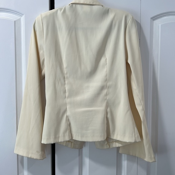 Pale yellow blazer with hook closure, size 9, dry clean only, flared sleeves - Picture 5 of 7